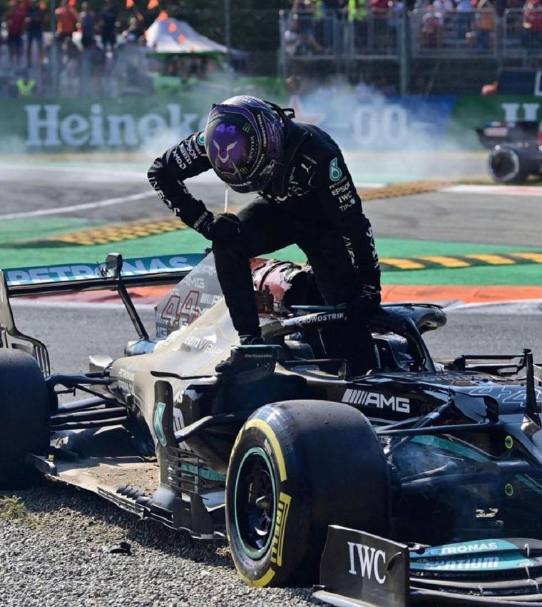 Lewis Hamilton sale de su monoplaza luego del accidente. Foto: Instagram Lewis Hamilton