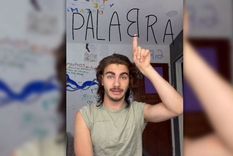 explica con humor que es la dislexia y anima a quienes sufren bullying como le paso a el en la escuela