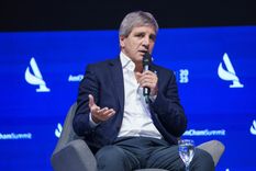 El ministro de Economía Luis Caputo busca contener el deslizamiento del dólar y por eso apeló a la intervención en el mercado cambiario, un instrumento que el Gobierno siempre había dejado de lado. El ministro de Economía Luis Caputo busca contener el deslizamiento del dólar y por eso apeló a la intervención en el mercado cambiario, un instrumento que el Gobierno siempre había dejado de lado.