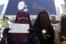 franceses, a favor de prohibir todo simbolo religioso en publico