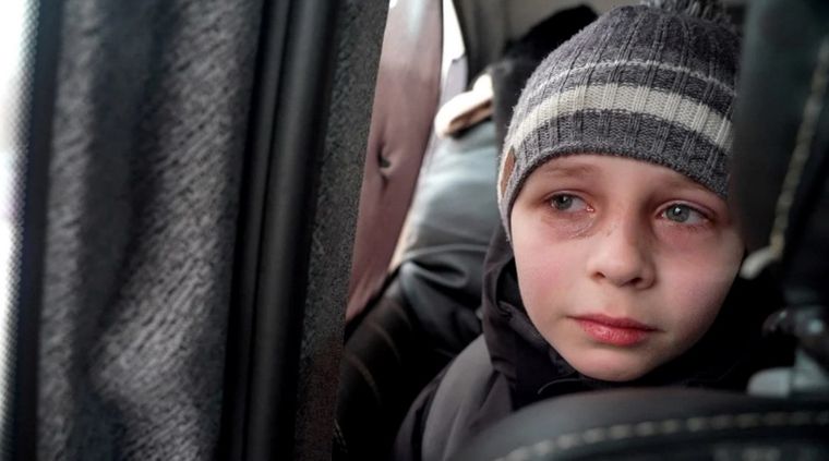 Un niño ucraniano sufriendo la guerra. Foto: Reuters