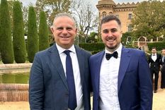 Darío y Nicolás, juntos hace 13 años, se casarán en San Rafael con sus cinco perros como testigos honoríficos. Una historia de amor y rescate. Darío y Nicolás, juntos hace 13 años, se casarán en San Rafael con sus cinco perros como testigos honoríficos. Una historia de amor y rescate.