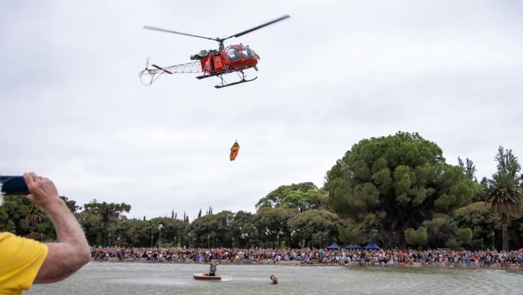 Helicópteros Lama, aviones Pampa y actividades deportivas formarán parte del festival Regatas Vuela 2026 que se realizará este domingo en el lago del Parque San Martín.