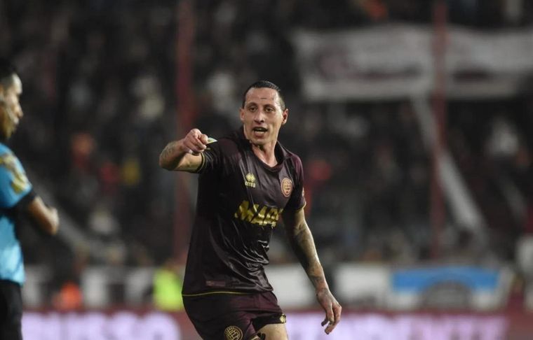 Pese a que su pase a Boca ya está casi cerrado, el defensor se presentó a los entrenamientos en Lanús Foto: Foto: archivo