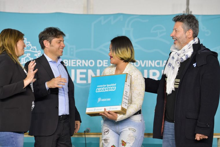 El gobernador Axel Kicillof entregando junto a Gustavo Menéndez computadoras en el municipio de Merlo Foto: Prensa gobierno de la provincia de Buenos Aires