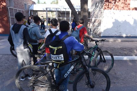 Los estudiantes retiran sus bicicletas y mochilas de la escuela Marcelino Blanco. Los estudiantes retiran sus bicicletas y mochilas de la escuela Marcelino Blanco.