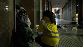 Bajo recovas y marquesinas, en plazas y lugares concurridos, muchas personas se disponen a ayudar a las personas en situación de calle. Foto: Gobierno de la Ciudad