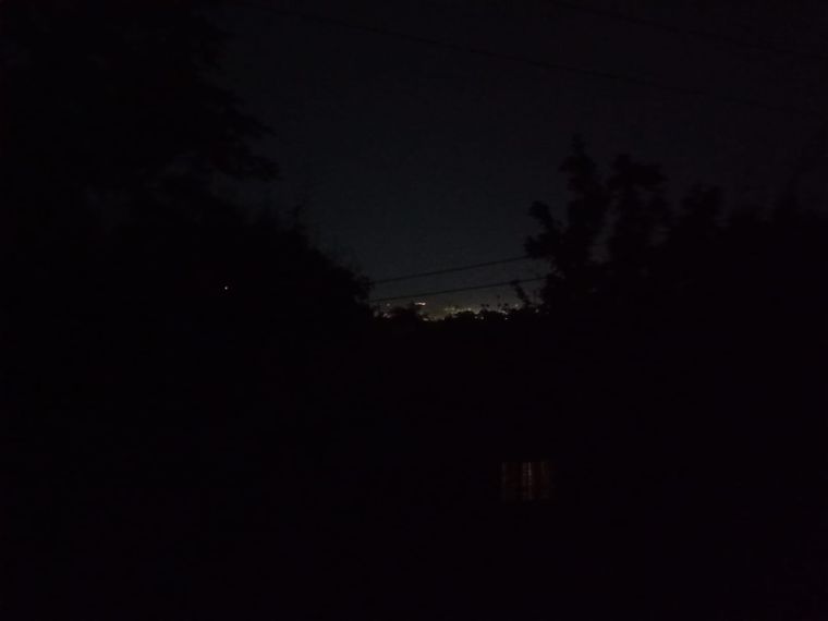 Vecinos denuncian interrupciones frecuentes del suministro eléctrico.