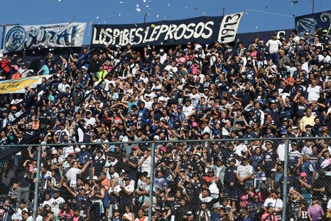 una fiesta azul en el gargantini: el impresionante recibimiento de independiente en el clasico mendocino una fiesta azul en el gargantini: el impresionante recibimiento de independiente en el clasico mendocino