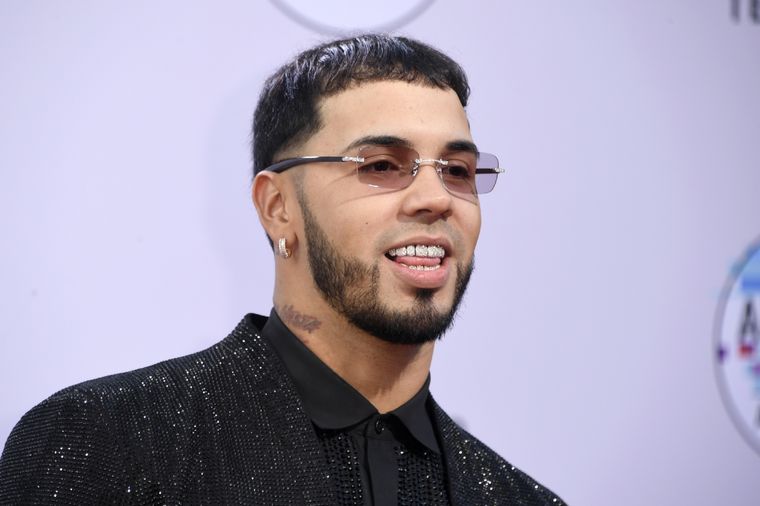 Anuel AA sufrió una caída en pleno concierto.