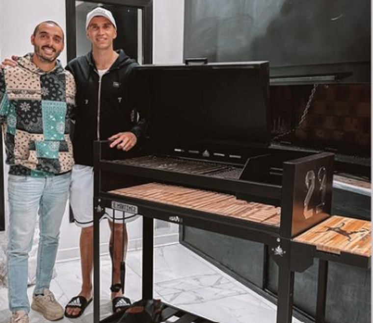 El Dibu Martínez adquirió una parrilla personalizada Foto: Instagram