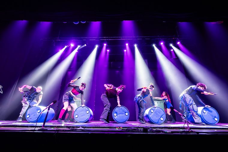 Mayumana presenta, con elenco local, el espectáculo Mayumana presenta, con elenco local, el espectáculo