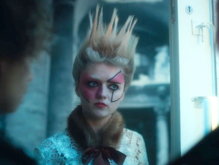 Luego de su éxito en GOT, Maisie Williams está deslumbrando en la serie Pistol.