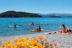 Bariloche cuenta con extensas y agrestes playas para disfrutar del verano. Foto: bariloche.org