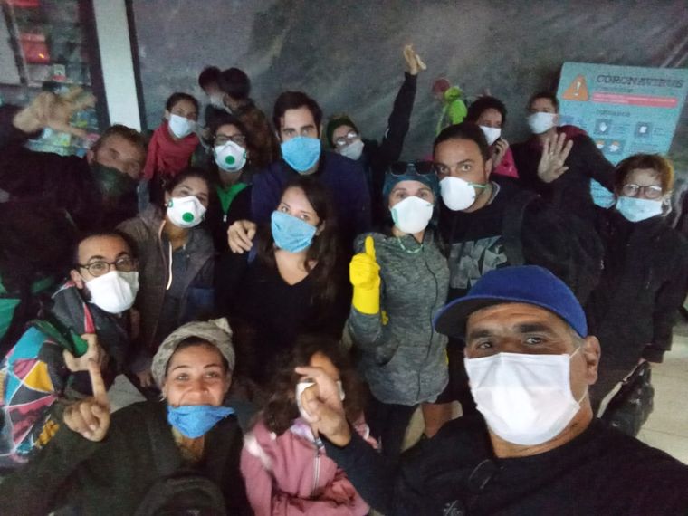 La foto final de los varados mendocinos, en la llegada a Mendoza.