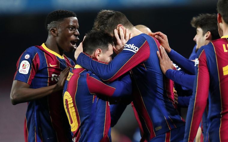 Piqué espera por la Pulga Foto: FC Barcelona