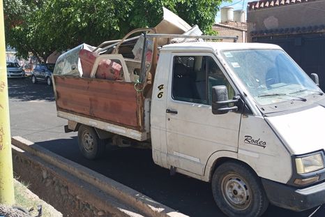 La camioneta circulaba con varias autopartes robadas por Maipú. La camioneta circulaba con varias autopartes robadas por Maipú.