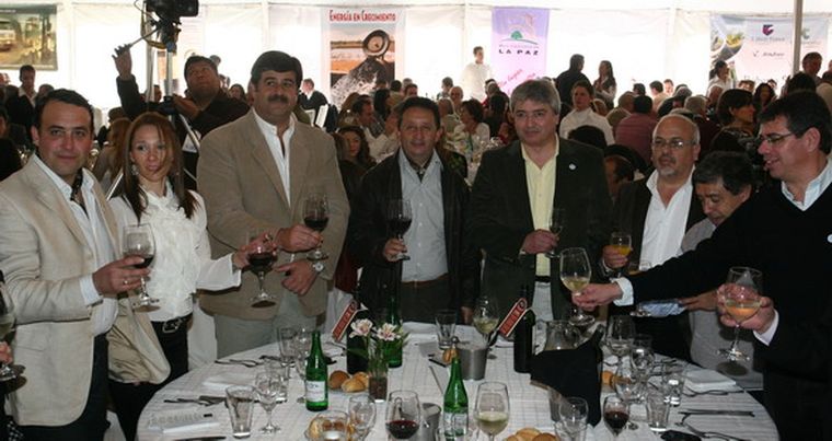 De brindis: Javier Palau, Lorena Torinelli, el intendente Mario Abed, el gobernador Celso Jaque, Mauro Sosa, Raúl Riarte, el ministro Raúl Mercau y Guillermo García, del INV. Foto: Gentileza