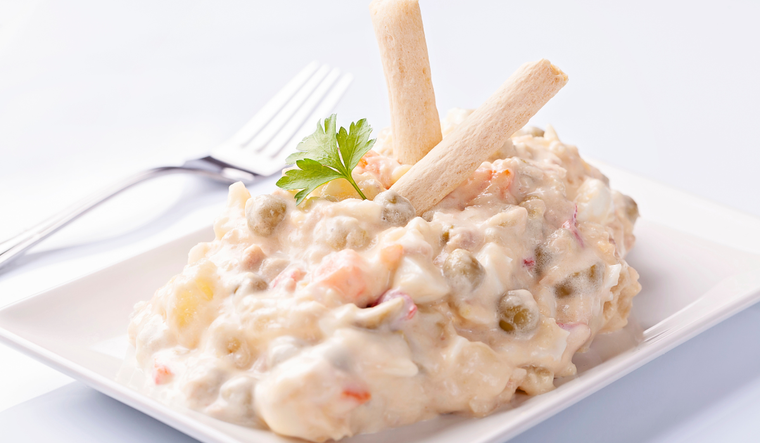 La receta de ensaladilla rusa es uno de los platillos m&aacute;s comunes en bares y tapas espa&ntilde;olas, servida fr&iacute;a y acompa&ntilde;ando bebidas, convirti&eacute;ndose en un referente gastron&oacute;mico en toda Espa&ntilde;a.