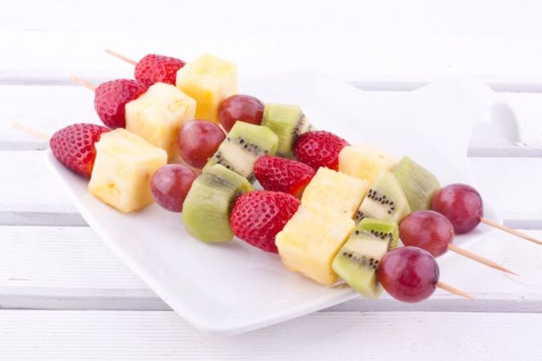 Las brochetas de fruta son ideales para un nutritivo desayuno Foto: Shutterstock