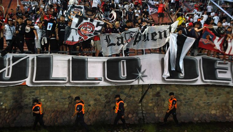 Los hinchas del Colo Colo en el Malvinas Argentinas Foto: Juan Ignacio Blanco/MDZ