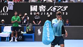 Djokovic aplaude a Mussetti mientras el italiano se retira en cuartos del Abierto de Australia por una molestia en el aductor. Djokovic aplaude a Mussetti mientras el italiano se retira en cuartos del Abierto de Australia por una molestia en el aductor.