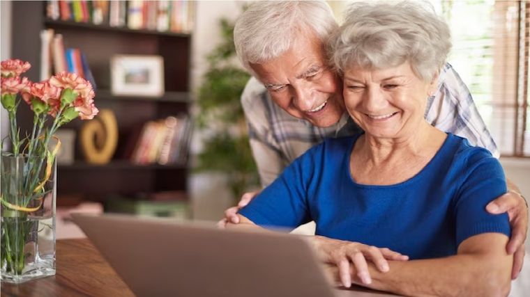 La soledad y el aislamiento social son factores de riesgo clave para el desarrollo de estas condiciones en etapas posteriores de la vida. Foto: Freepik