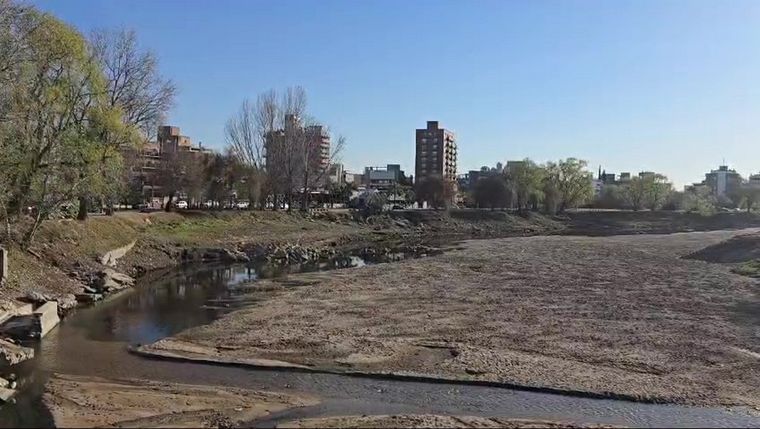 La Municipalidad de Villa Carlos Paz decretó el alerta roja en el servicio de agua potable por la bajante del nivel del río San Antonio, afluente del lago San Roque. Foto: Captura de video Luis Tórtolo