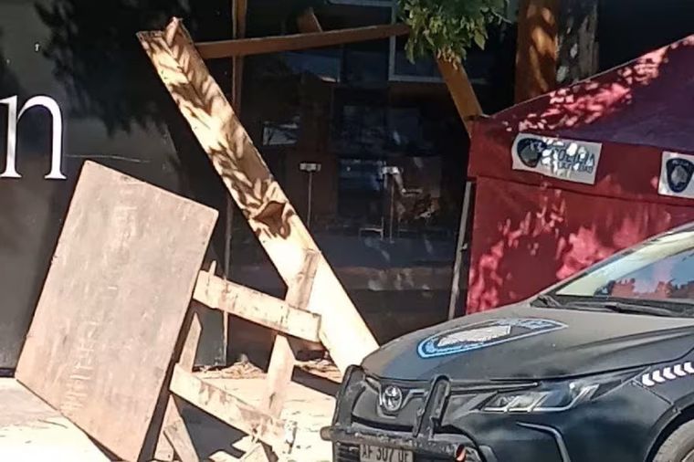 una joven de 20 años murió aplastada por un andamio que cayó de una obra en construcción en Villa Devoto. Foto: Policía de la Ciudad.