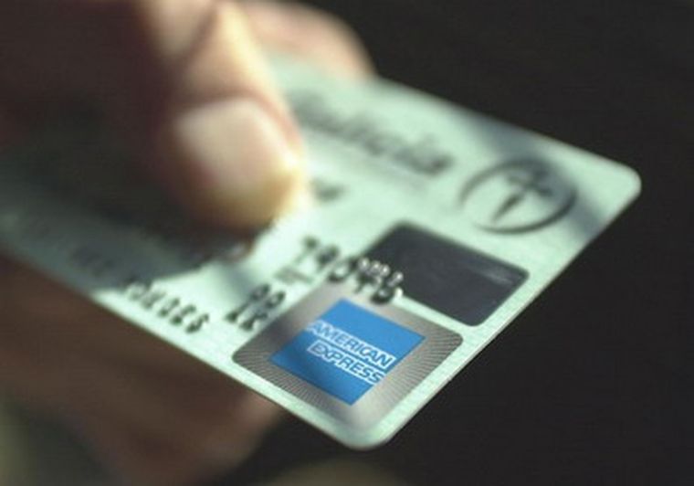 El nuevo sistema: te dan plata y te retienen la tarjeta. Foto: La Nación