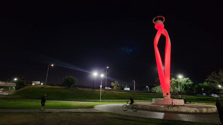 La Virgen del Acceso Este roja llamó la atención de los transeúntes y conductores.&nbsp;