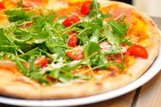 facil y delicioso: como hacer esta exquisita pizza de rucula y jamon crudo ¡en 30 minutos!