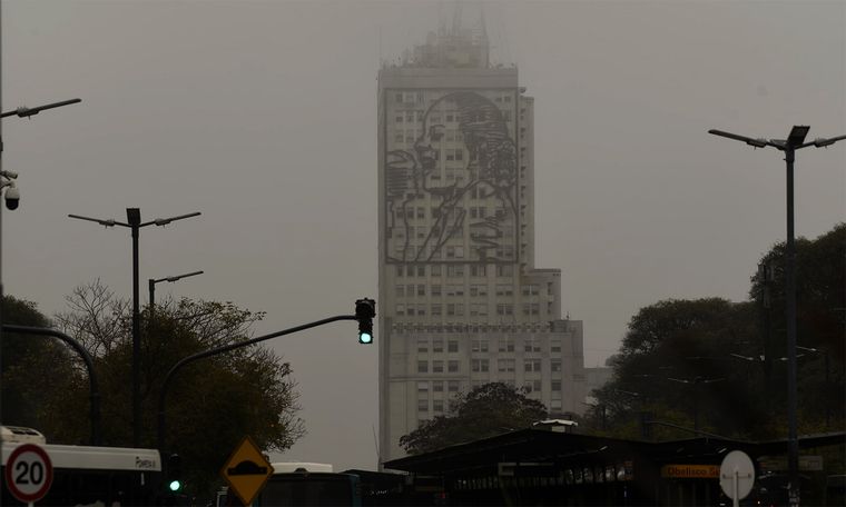 La imagen de Eva Perón escondida tras la niebla y el humo que cubre el Edificio de Obras Públicas Foto: Juan Mateo Aberastain/MDZ