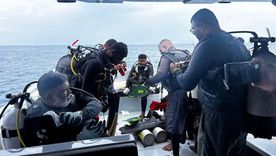 Miembros de la Fuerza de Defensa Nacional de Maldivas preparándose este sábado para llevar a cabo una operación de búsqueda y rescate de los submarinistas fallecidos.