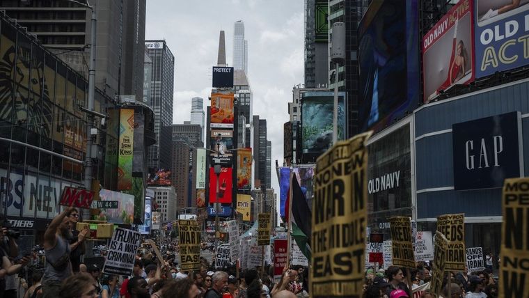 En la previa a la movilización, en la página web de la Coalición ANSWER, informaron sobre concentraciones previstas para, al menos, 15 ciudades de los Estados Unidos. 
