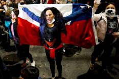 Cientos de chilenos salieron a la calle a celebrar la victoria del Apruebo en el plebiscito nacional por una nueva Constitución.