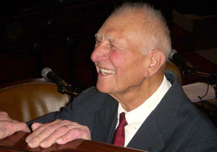 Vicente Russo (padre) juró esta mañana en la Legislatura. Foto: MDZ