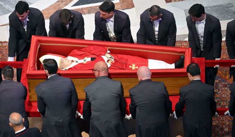 El papa es despedido en la Basílica de San Pedro. Foto: Efe.