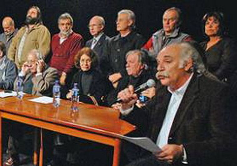 Rebelión en la granja: los gorilas salen de la jaula y cruzan la calle, reza uno de los aforismos.