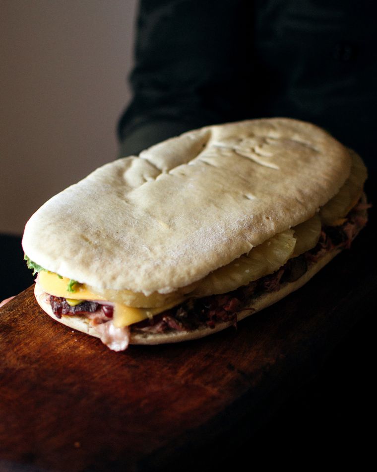 El lomo se puede comer con una variedad de panes, el pan árabe es uno de los más elegidos. El lomo se puede comer con una variedad de panes, el pan árabe es uno de los más elegidos.