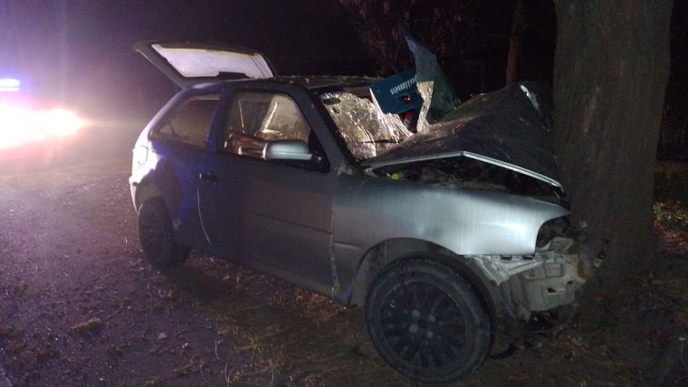 El cajón de cervezas quedó incrustado en el parabrisas del auto Foto: Gentileza
