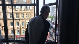 El presentador está soltero.