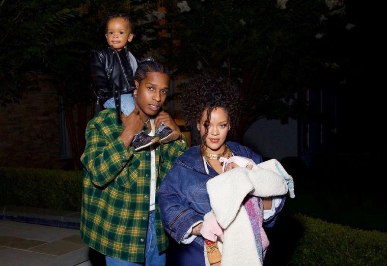 Rihanna waits for her third child.