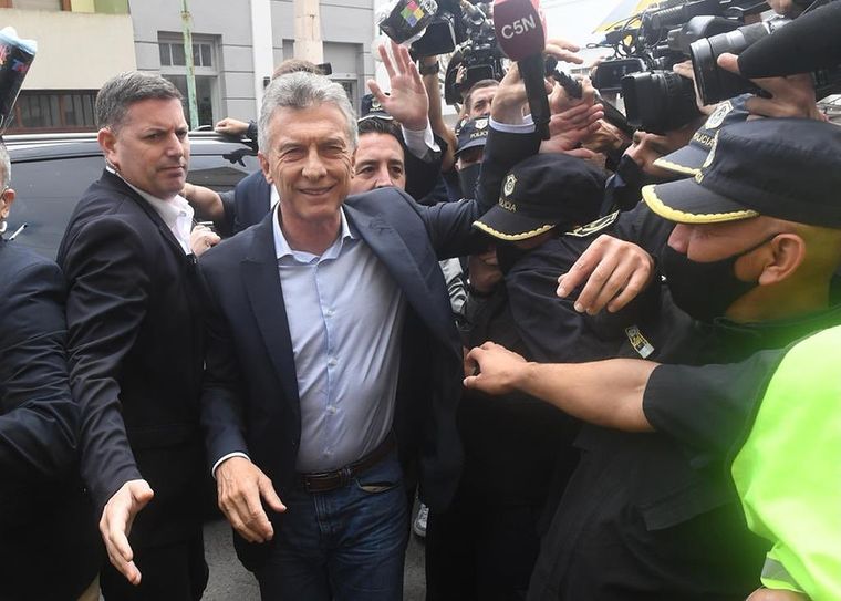 Mauricio Macri tiró al piso el micrófono de un periodista de C5N. Foto: Télam.
