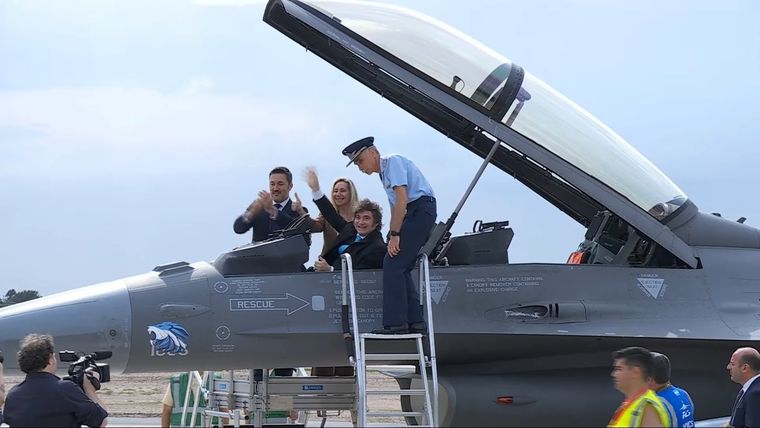 Javier Milei probando la cabina de uno de los F-16.