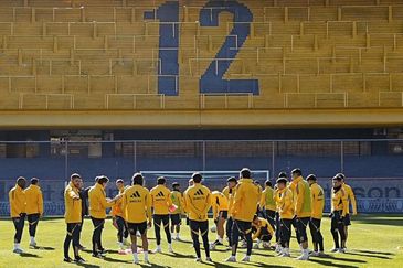 El entrenamiento de Boca en la Bombonera. El lateral uruguayo y el volante surgido en inferiores están cerca de cerrar su salida. Uno jugaría en Escocia y el otro tendría destino en Grecia. El entrenamiento de Boca en la Bombonera. El lateral uruguayo y el volante surgido en inferiores están cerca de cerrar su salida. Uno jugaría en Escocia y el otro tendría destino en Grecia.