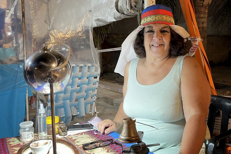 Elvira es famosa por leer la borra del café