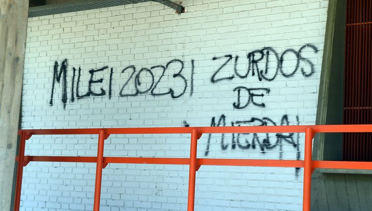 Las pintadas en la UNCuyo de este miércoles Foto: ALF PONCE MERCADO / MDZ