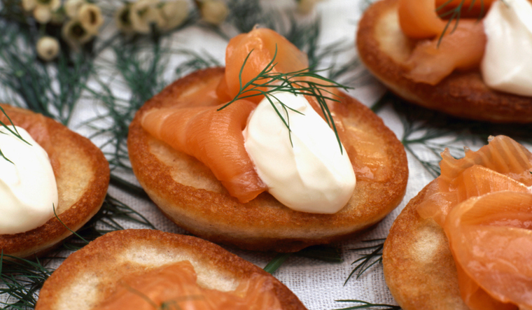 Blinis irresistibles: salmón ahumado y crema agria en cada bocado Foto: Shutterstock