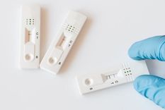 Los especialistas advierten que un resultado negativo en los primero días de síntomas deben ser tomados con cautela Foto: GETTY IMAGES